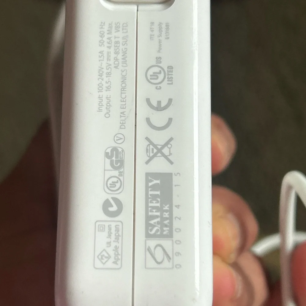 85 W Magsafe power adapter